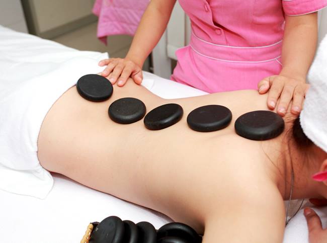 Đá nóng massage bí quyết thu hút khách hàng của spa danh tiếng