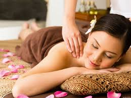 Massage body với dầu massage thái Sweet Care