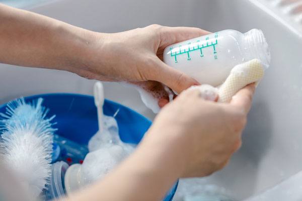 Rửa bình sữa cho bé với nước rửa bát sả chanh/trà xanh Lam Hà