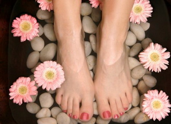 Ngâm chân thư giãn - Cách chăm sóc đôi chân tuyệt vời
