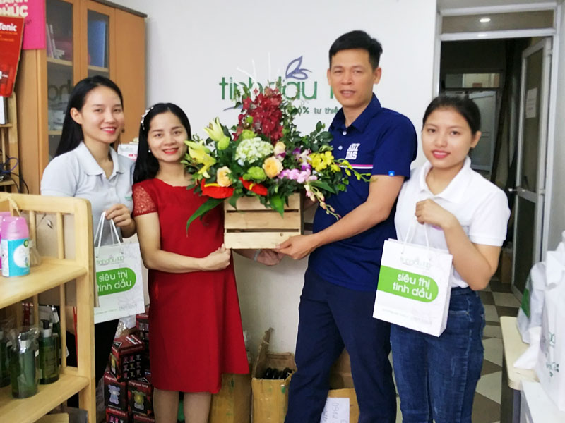 Các chị em team TINH DẦU 100 cũng có hoa, quà mừng 20.10 nha!