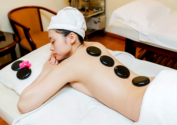 Massage đá nóng tại nhà bằng bộ massage đá nóng tại shop tinh dầu 100.