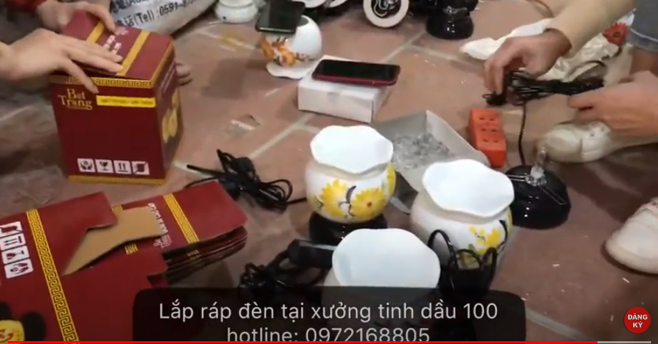 [VIDEO] Lắp ráp đèn xông tinh dầu cắm điện bằng sứ tại xưởng Tinh Dầu 100
