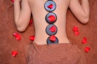 Massage body hoa hồng - bí quyết lưu giữ tuổi thanh xuân