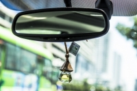 [Báo Autovina ]Giảm say xe, khử sạch mùi khó chịu khi sử dụng ô tô bằng tinh dầu treo xe