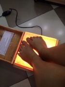Chữa bệnh xương khớp bằng đá muối đặt chân