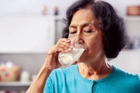 Người già cũng cần uống sữa đúng cách