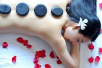 Massage với bộ đá nóng 27 viên