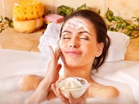 Xông hơi và massage da mặt với dầu dừa