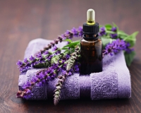 Trị mụn an toàn tại nhà với tinh dầu hoa oải hương