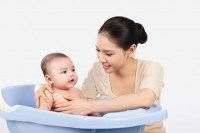 Phòng ngừa cảm lạnh cho bé khi gió mùa về