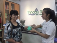 Khách hàng vui mừng nhận quà cho con, cháu nhân dịp Trung thu tại Tinhdau100