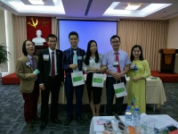 Tập thể BNI Aha Chapter sử dụng tinh dầu 100 làm quà tặng.