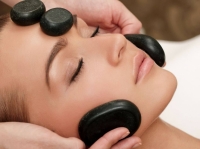 MASSAGE MẶT ĐÁ NÓNG - GIẢI PHÁP GIÚP LÀN DA ĐƯỢC TRẺ HÓA