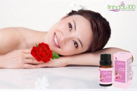 Tại sao Tinh dầu hoa hồng nguyên chất - Tinh Dầu 100 lại có tác dụng giúp da trắng hồng, mịn màng, se lỗ chân lông?