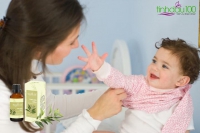 Thực hư về công dụng tránh gió/phòng cảm/hỗ trợ điều trị viêm mũi họng/ho hắng của Tinh dầu tràm - Tinh Dầu 100 đối với trẻ nhỏ