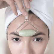 Làm đẹp đơn giản tại nhà chỉ bằng cây lăn mặt ngọc bích.