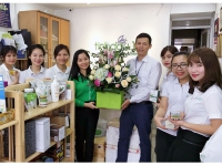 Có hoa, có quà Chúc mừng 8-3 các chị em team Tinhdau100