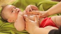 Trẻ sơ sinh lên dùng loại dầu massage nào? cùng giải đáp câu hỏi với shop tinh dầu 100 nhé.