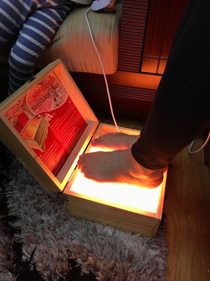 Tác dụng không ngờ khi Đặt chân trên đá muối Himalaya